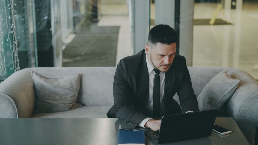 B2B buyer researching vendor options on a laptop, illustrating how B2B buyers use AI to choose vendors